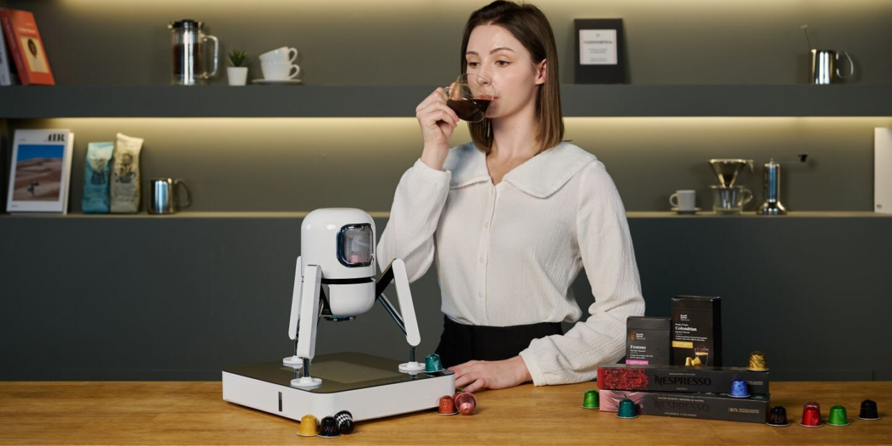 LG lanza Duobo, una cafetera portátil de cápsulas que parece un módulo lunar