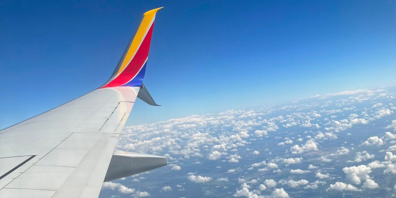 Una mujer pidió adivinar un vuelo a partir de una foto del ojo de buey de un avión. Internet se sorprendió