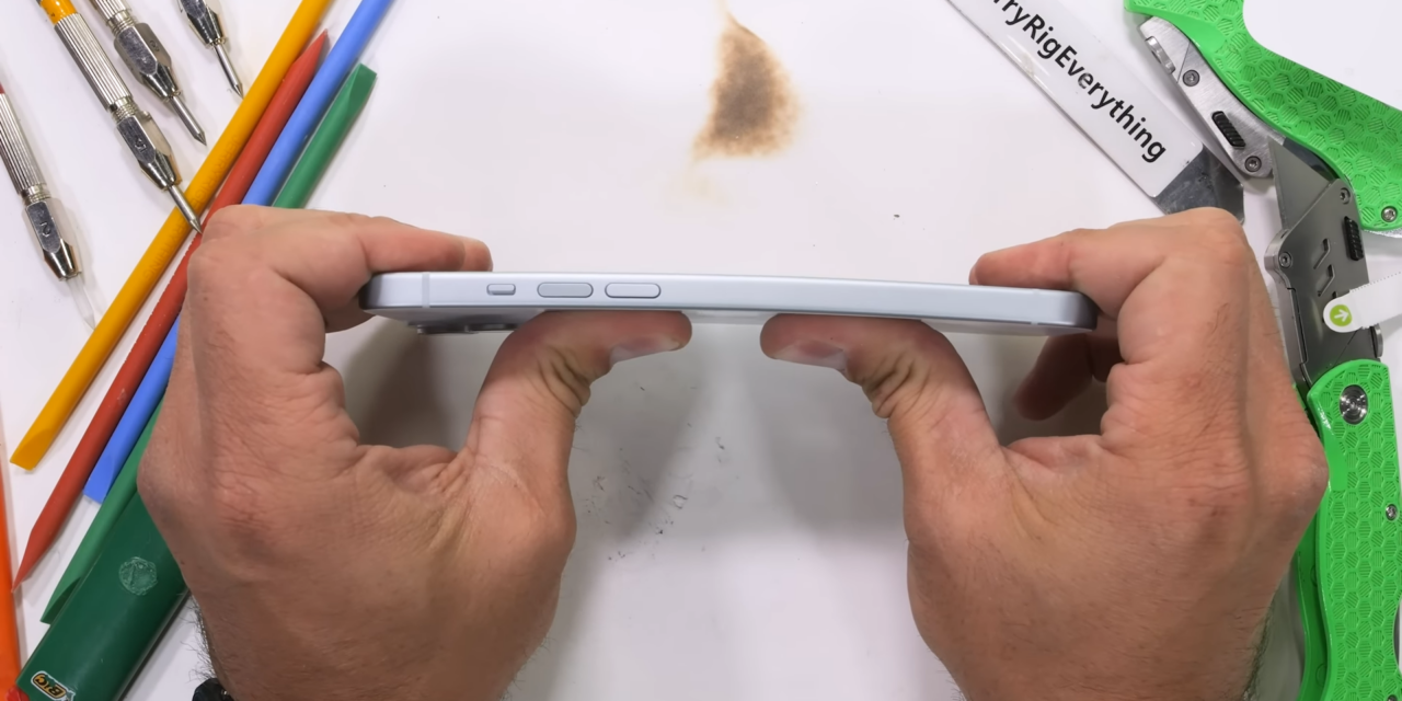 Los iPhone 15 y 15 Plus demostraron ser más resistentes que el iPhone 15 Pro Max de titanio