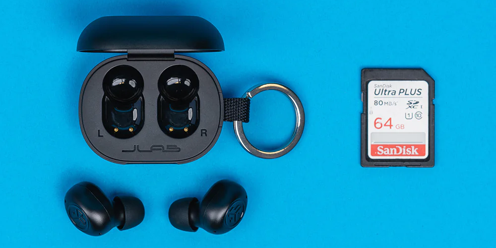 JLab lanza los auriculares supercompactos JBuds Mini: son como un llavero