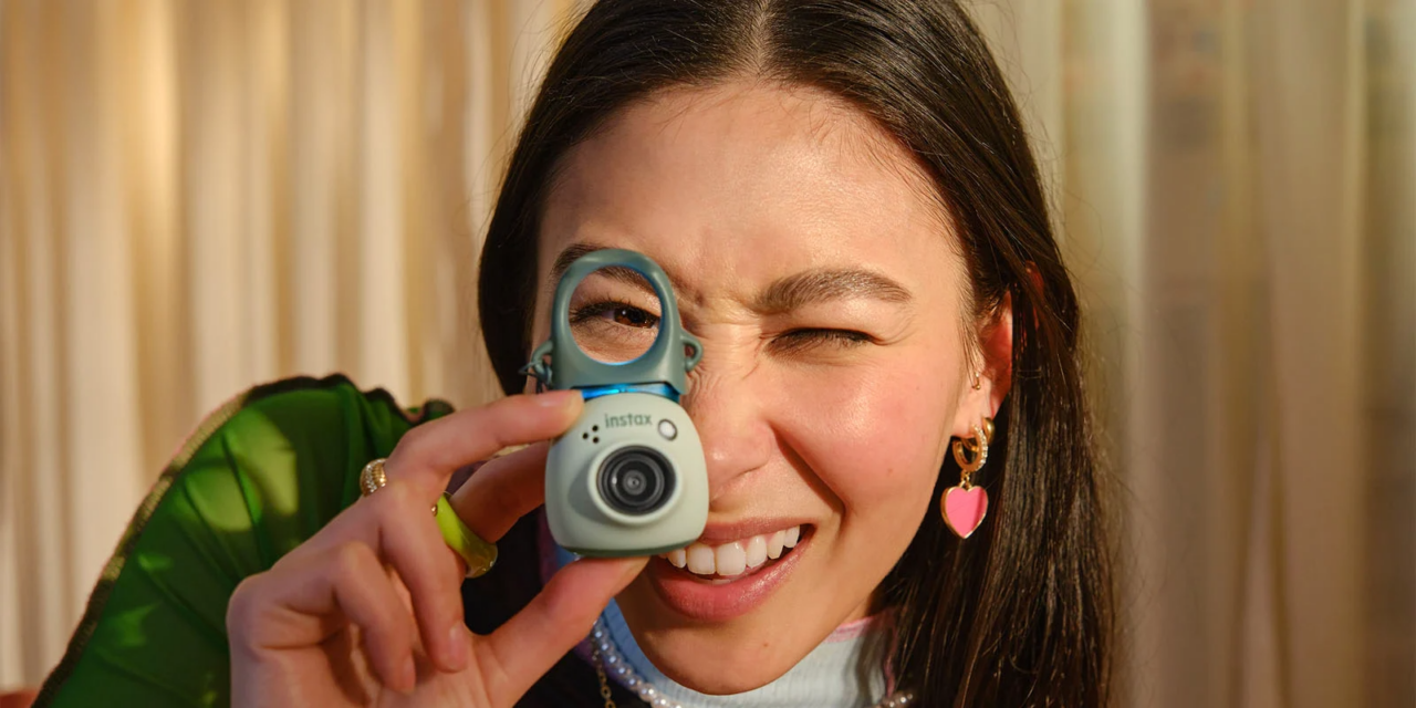 Fujifilm ha presentado una cámara Instax Pal muy pequeña con impresora fotográfica incluida