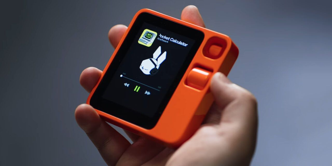 Rabbit R1, el pequeño antismartphone con inteligencia artificial presentado en CES 2024