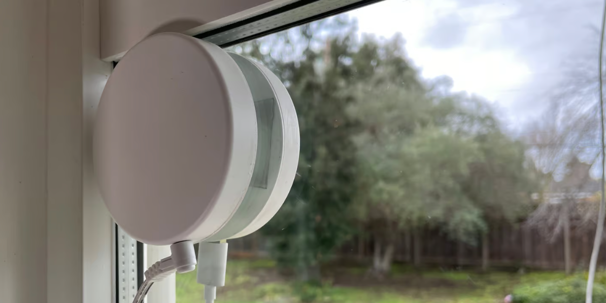 Un inventor ha creado un enchufe inalámbrico. Transmite energía a través de una ventana
