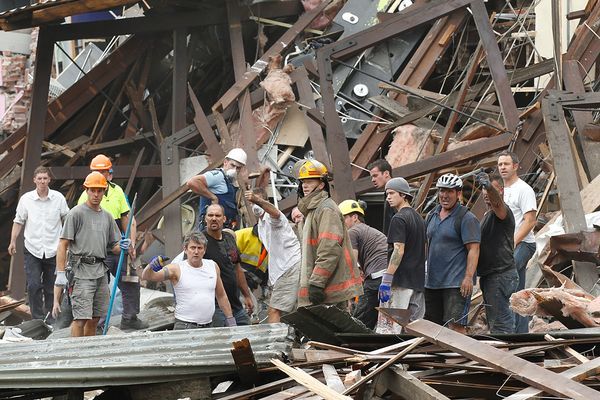 Nueva Zelanda: despues de 24 horas rescatan Mujer Atrapada por Escombros.!!
