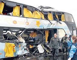 Peru: 22 pasajeros muertos y 39 heridos en un accidente de autobus.