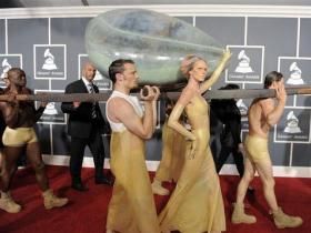 Lady Gaga llega en un Huevo a los Grammys...!!.. Pa´que le de pa tirar Piedra ja..!!