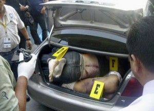 Mexico: Narcos dejan 7 cuerpos abandonados en un auto