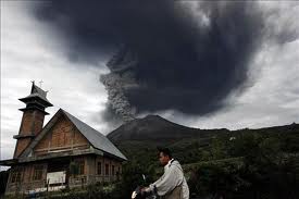 Volcan entra en Erupción en Indonesia... se ta acabando el mundo..!!!