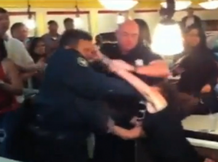 Video: Policía golpea salvajemente a una mujer