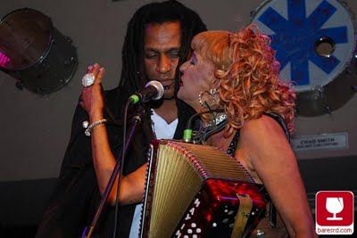 Fefita la grande por poco y le roba un beso en la boca a un artista urbano dominicano en su concierto (foto)