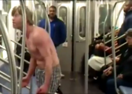 Video: Se volvió loco, se desnudó y atacó a los pasajeros