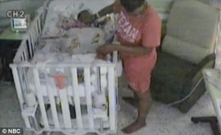 Video: Madre trata de Asfixiar su propia hija... Asesina