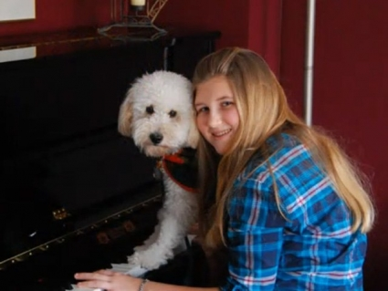 Video: Un perro que canta y toca el piano
