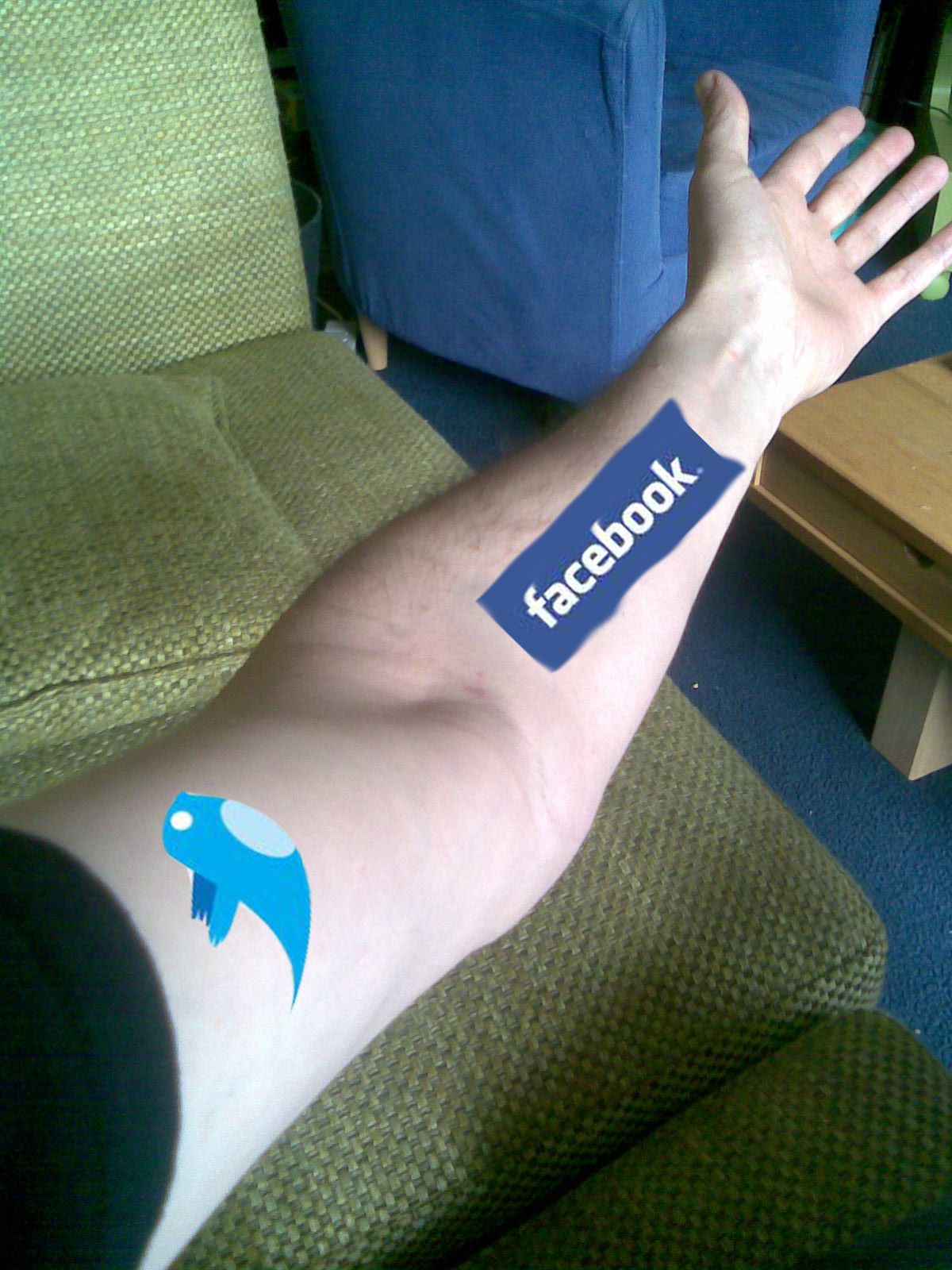 Una holandesa se tatúa las fotos de perfil de sus 152 amigos en la red social facebook!!!
