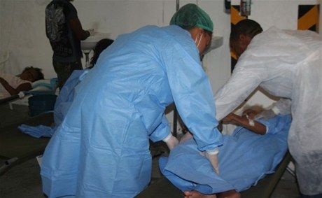 Familiares de pacientes de cólera se quejan por falta de higiene en hospitales