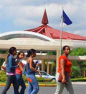 Estudiantes de las UASD marchan hacia el Palacio