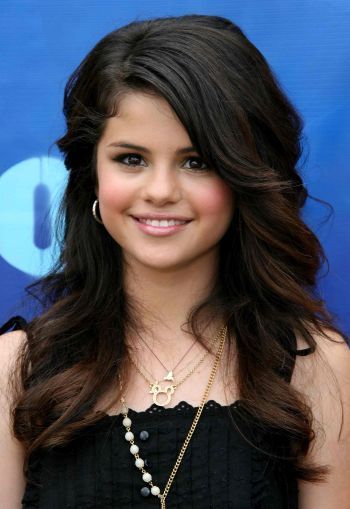 Selena Gomez acusa a reportero de ser imagen negativa de los hispanos 