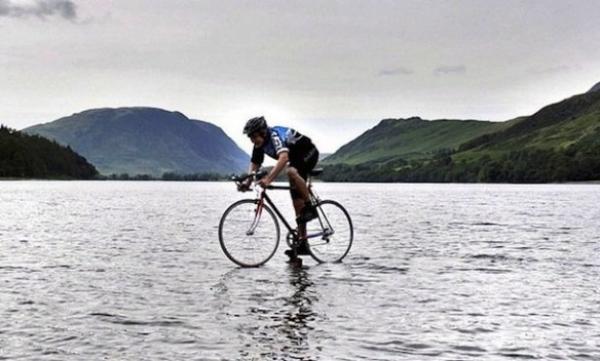 Cruzar un lago en bicicleta