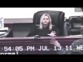 Video acusada salta encima de la Jueza