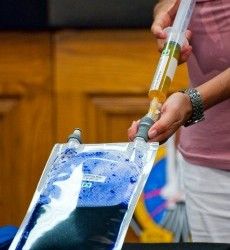 Bolsa mágica de la NASA recicla la orina y la convierte en bebida isotónica