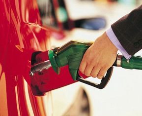Gasolina regular baja de precio y la premium se congela