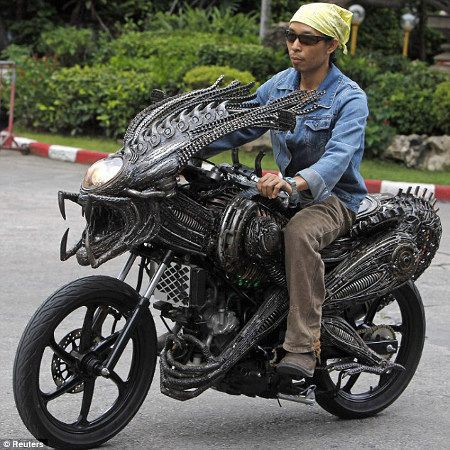 Un fan y su moto alien