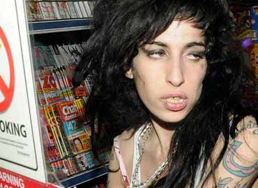 Le persigue el fantasma de Amy Winehouse y se muda