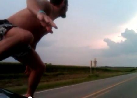 Video haciendo surf desde su auto... está loco!