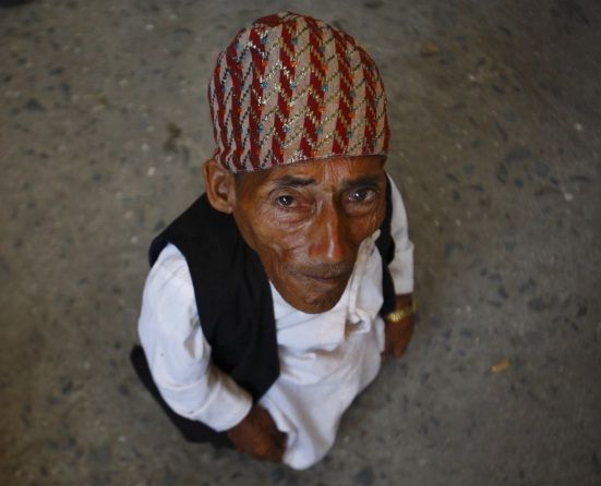 El hombre mas pequeno del mundo un nepales de 72 años