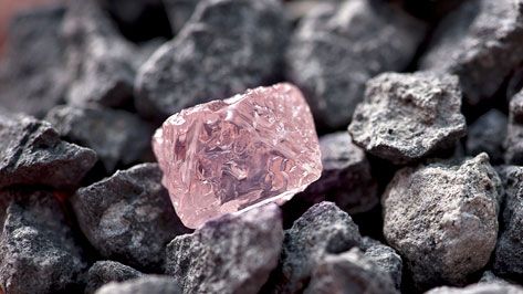 Descubren en mina de Australia un diamante rosa de 12.76 kilates